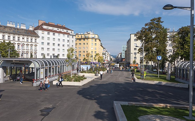 Der Reumannplatz in Wien-Favoriten, eigentlich eine "Waffenverbotszone", ist einer der Brennpunkte der Migrantengewalt.