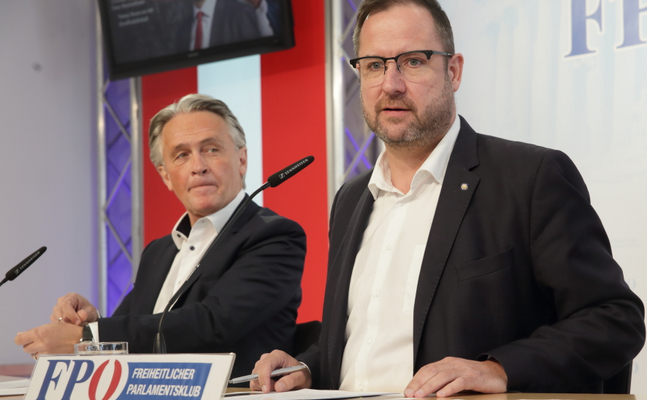 ORF-Stiftungsrat Peter Westenthaler (l.) und FPÖ-Mediensprecher Christian Hafenecker bei ihrer Pressekonferenz in Wien.