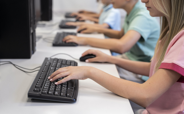 Die Computer-Kenntnisse unserer Schüler sind vielfach lückenhaft - nicht zuletzt deshalb, weil immer weniger Schüler die Unterrichtssprache Deutsch beherrschen.