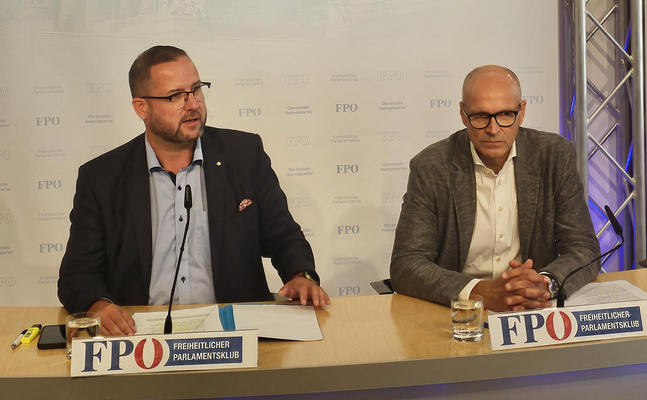 FPÖ-Generalsekretär Christian Hafenecker (l.) und -Justizsprecher Harald Stefan bei ihrer Pressekonferenz in Wien.