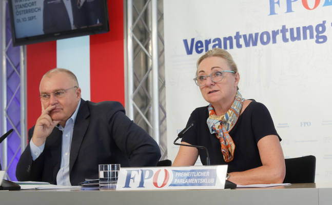 FPÖ-Wirtschaftsexperten und Nationalratsabgeordnete Arnold Schiefer (l.) und Barbara Kolm.