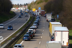 Mehr als ein Drittel der Österreicher hat keinen Zugang zu Öffis und ist daher auf das Auto angewiesen.