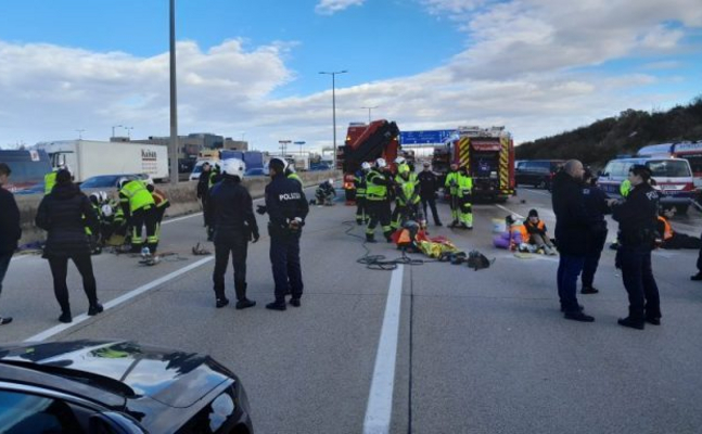 Nach neuerlichen massiven Verkehrsbehinderungen am Montag durch Klima-Kleber fordert die FPÖ nun Haftstrafen für die Klima-Terroristen.