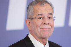 Bundespräsident Alexander Van der Bellen verschenkt wieder einmal Millionen ins Ausland, während die Österreicher verarmen.