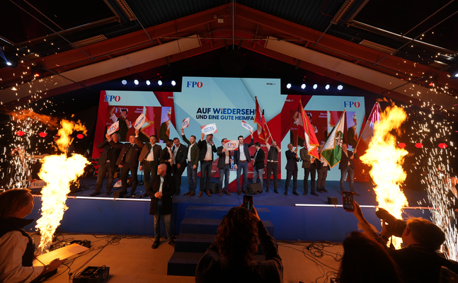 Begeisterte Stimmung bei den FPÖ-Politikern vor tausenden Zuschauern am Neujahrstreffen in Graz.