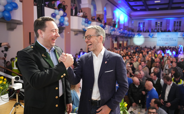 Handschlag-Qualität: Hausherr Manfred Haimbuchner und Parteichef Herbert Kickl vor der vollbesetzen Jahnhalle in Ried.