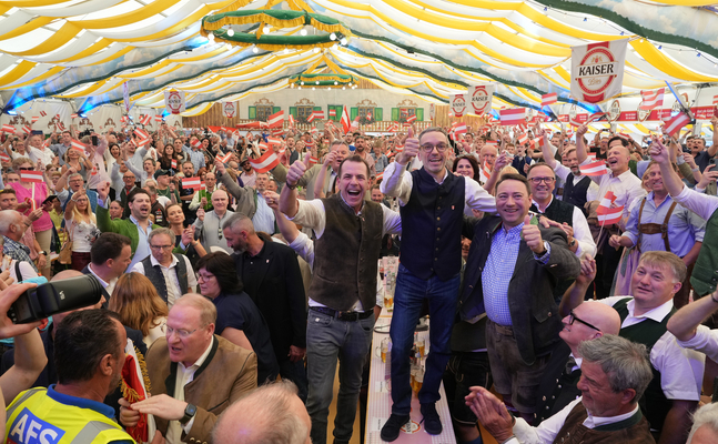 FPÖ-EU-Spitzenkandidat Harald Vilimsky, -Bundesparteiobmann Herbert Kickl und Oberösterreichs Landesparteichef und Vize-Landeshauptmann Manfred Haimbuchner in Feierstimmung im Wahlkampf.