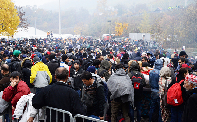 Seit 2015 strömten rund 350.000 Illegale ins Land, der Großteil davon Moslems mit entsprechendem Frauenbild.