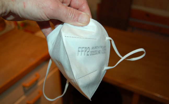 An Sterbebetten und in Palliativstationen gilt noch immer die würdelose Maskenpflicht.