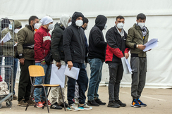 ÖVP-Innenminister haben seit 2020 unglaubliche 240.000 illegale Migranten ins Land gelassen - eine immense Belastung unserer Gesundheits-, Bildungs- und Sozialsysteme.