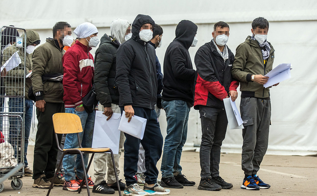 ÖVP-Innenminister haben seit 2020 unglaubliche 240.000 illegale Migranten ins Land gelassen - eine immense Belastung unserer Gesundheits-, Bildungs- und Sozialsysteme.