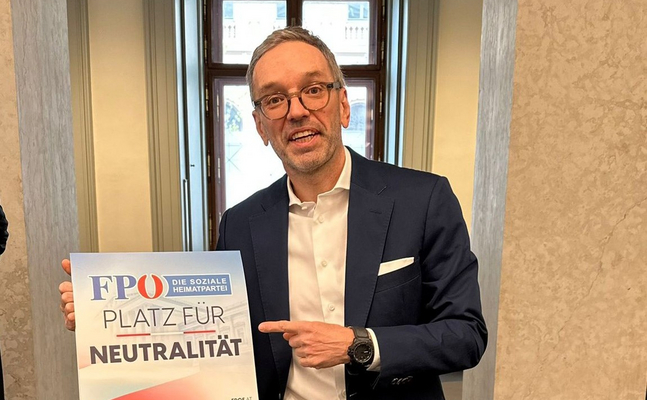 Herbert Kickl mit Schild "Platz für Neutralität"