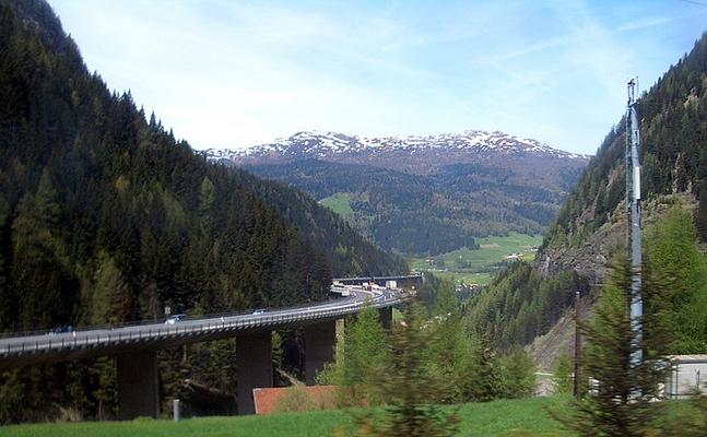 Die Luegbrücke entlang der Brenner-Autobahn wird im Jahr von 2,5 Millionen Lkw befahren und bedeutet eine extreme Umweltbelastung für die Wipptaler. Alternative wäre ein Tunnel. 