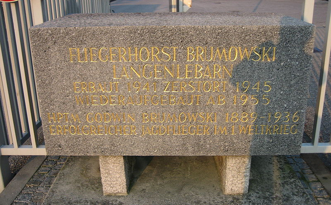 Namenstafel am Haupteingang des Fliegerhorstes Brumowski in Langenlebern, Bezirk Tulln, Niederösterreich, benannt nach einem verdienten österreichischen Jagdflieber im Ersten Weltkrieg.