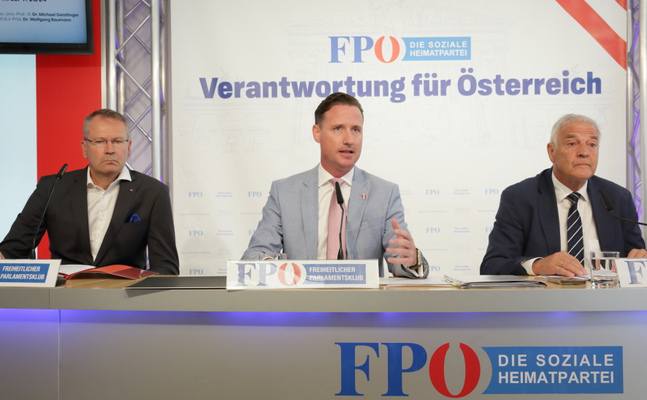 Dr. Wolfgang Baumann, Präsident des Kuratoriums für die Umfassende Landesverteidigung, FPÖ-Wehrsprecher Volker Reifenberger und Ao. Univ.-Prof. i.R. Dr. Michael Geistlinger bei ihrer Pressekonferenz in Wien.