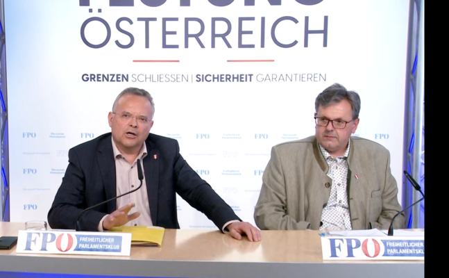 Die FPÖ-Nationalratsabgeordneten Gerald Hauser (.) und Gerhard Deimek bei ihrer Pressekonferenz.