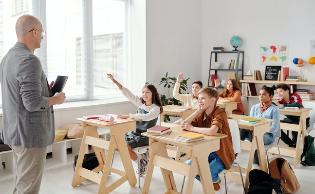 ÖVP-Bundeskanzler Nehammer entdeclt vor seiner Rede an das Volk am Freitag plötzlich die Liebe zu Leistungsgruppen in den Mittelschulen wieder, was die ÖVP bisher stets abgelehnt hat. Ein durchschaubarer Vorwahl-Schmäh.