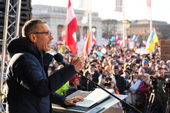 FPÖ-Bundesparteiobmann Herbert Kickl spricht im Jänner 2022 zu Demonstranten am Wiener Heldenplatz.