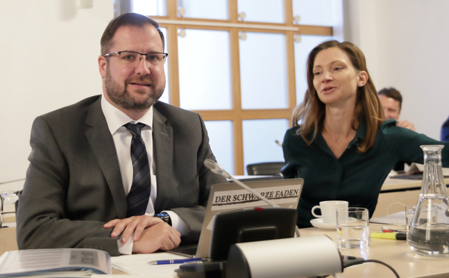 FPÖ-Mediensprecher Christian Hafenecker und -Verfassungssprecherin Susanne Fürst.