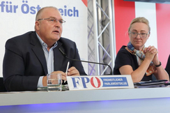 Finanzexperte Arnold Schiefer und Wirtschaftswissenschaftlerin Barbara Kolm stellen Details des freiheitlichen Wirtschaftsprogramms vor.