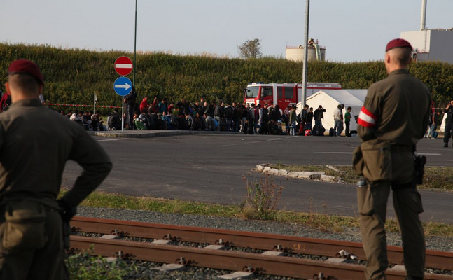 Kanzler Nehammer und die ÖVP kapitulieren vor dem Migrations-Tsunami.