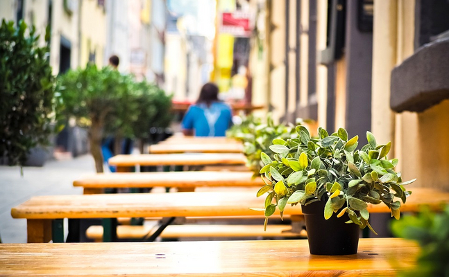 Ohne Aschenbecher werden viele Gastgarten-Bänke künftig wohl leer bleiben.