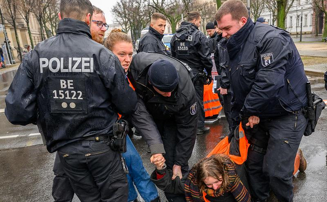 Klima-Kleber blockieren vorsätzlich den Straßenverkehr, während Innenminister Karner trotz Kenntnis der Blockade-Lokationen keine effektiven Gegenmaßnahmen setzt.