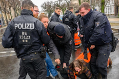 Klima-Kleber blockieren vorsätzlich den Straßenverkehr, während Innenminister Karner trotz Kenntnis der Blockade-Lokationen keine effektiven Gegenmaßnahmen setzt.