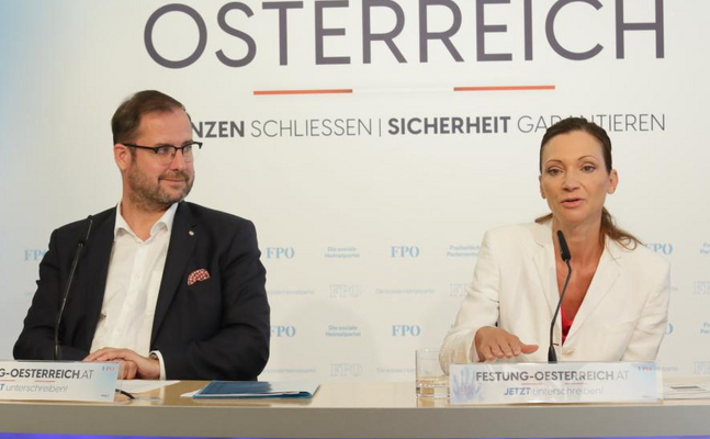 FPÖ-Generalsekretär Christian Hafenecker und -Klubobmann-Stellvertreterin Susanne Fürst bei ihrer Pressekonferenz in Wien.