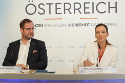 FPÖ-Generalsekretär Christian Hafenecker und -Klubobmann-Stellvertreterin Susanne Fürst bei ihrer Pressekonferenz in Wien.