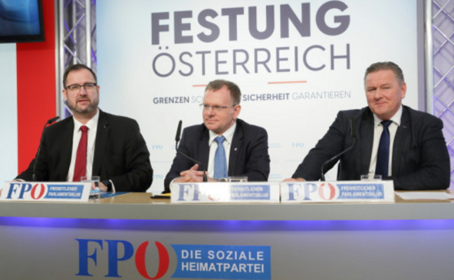 FPÖ-Verkehrssprecher Christian-Hafenecker, AfD-Verkehrssprecher Dirk Spaniel und FPÖ-EU-Parlamentarier Roman Haider bei ihrer gemeinsamen Pressekonferenz in Wien.