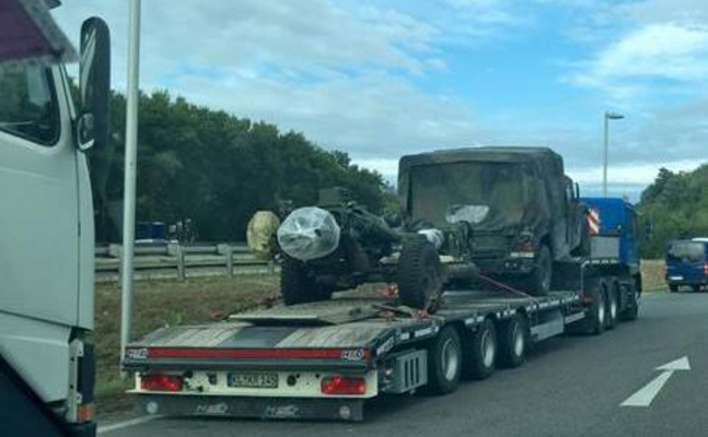 Immer wieder fotografieren Lenker ausländische Militärtransporte auf Österreichs Straßen.