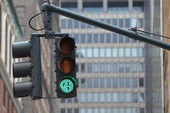 Die grüne Verkehrsministerin Leonore Gewessler will das Grün-Blinken bei den Ampfeln abschaffen - vermehrte Auffahr-Unfälle sind damit vorprogrammiert.