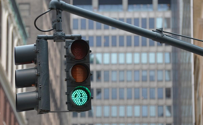 Die grüne Verkehrsministerin Leonore Gewessler will das Grün-Blinken bei den Ampfeln abschaffen - vermehrte Auffahr-Unfälle sind damit vorprogrammiert.