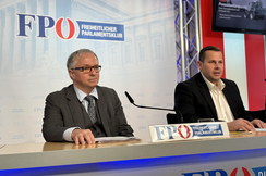 Univ.-Prof. MMag. Dr. Christoph Urtz (l.) und FPÖ-Agrarsprecher Peter Schmiedlechner bei ihrer Pressekonferenz in Wien.