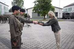 ÖVP-Verteidigungsministerin Klaudia Tanner hat die Corona-Hysterie der Bundesregierung unterstützt - und erntet nun die Folgen.