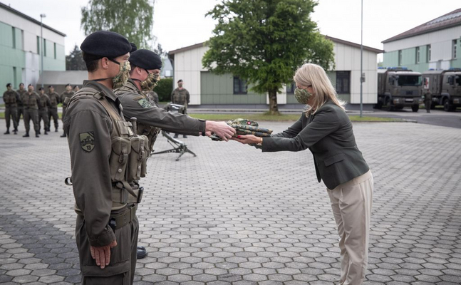 ÖVP-Verteidigungsministerin Klaudia Tanner hat die Corona-Hysterie der Bundesregierung unterstützt - und erntet nun die Folgen.