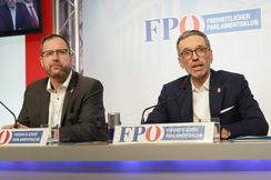 FPÖ-Generalsekretär Christian Hafenecker (l.) und -Bundesparteiobmann Herbert Kickl bei ihrer Pressekonferenz in Wien.